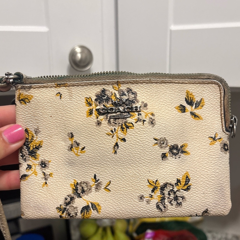 Vintage Coach Floral Wristlet – G1 777-5938 – Distressed/Vintage Condition